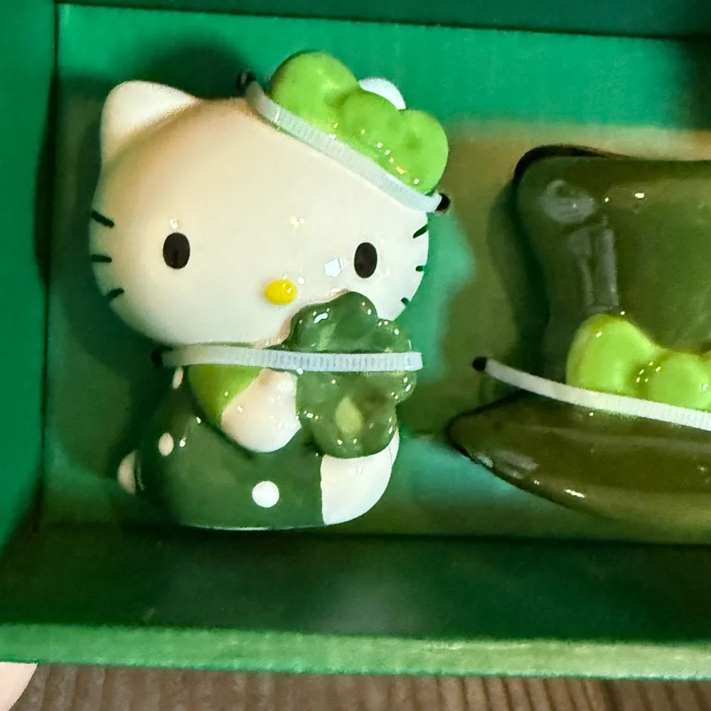 Sanrio Hello Kitty St. Patrick’s Day Salt & Pepper Shakers NWT - Picture 7 of 8